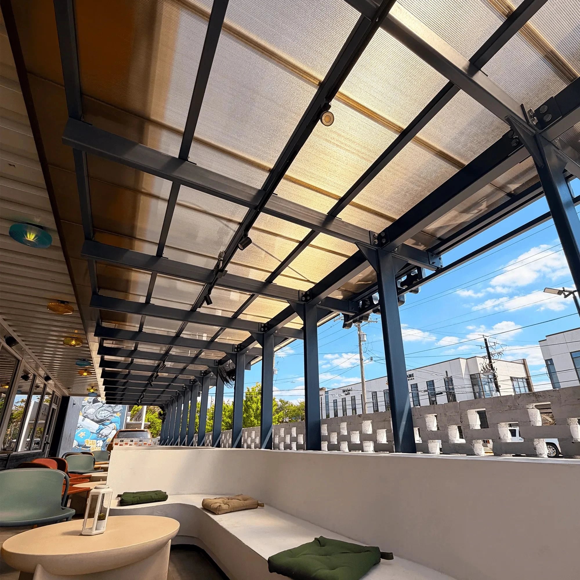 Patio under a multiwall polycarbonate pergola cover